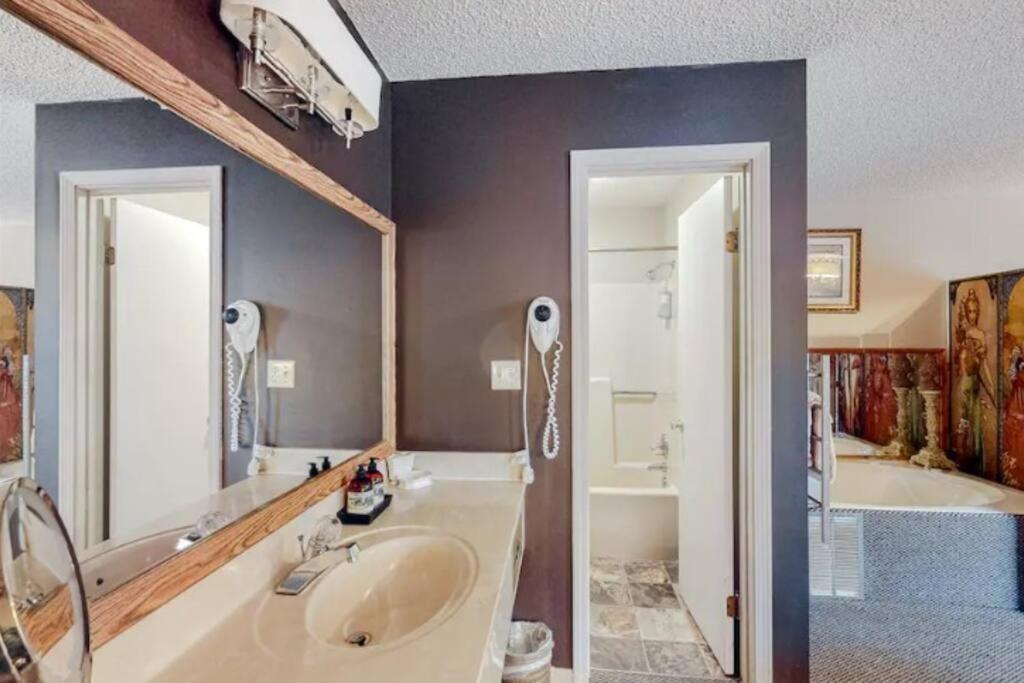 Jacuzzi Suite 206 At Tradewinds Eureka Springs Εξωτερικό φωτογραφία