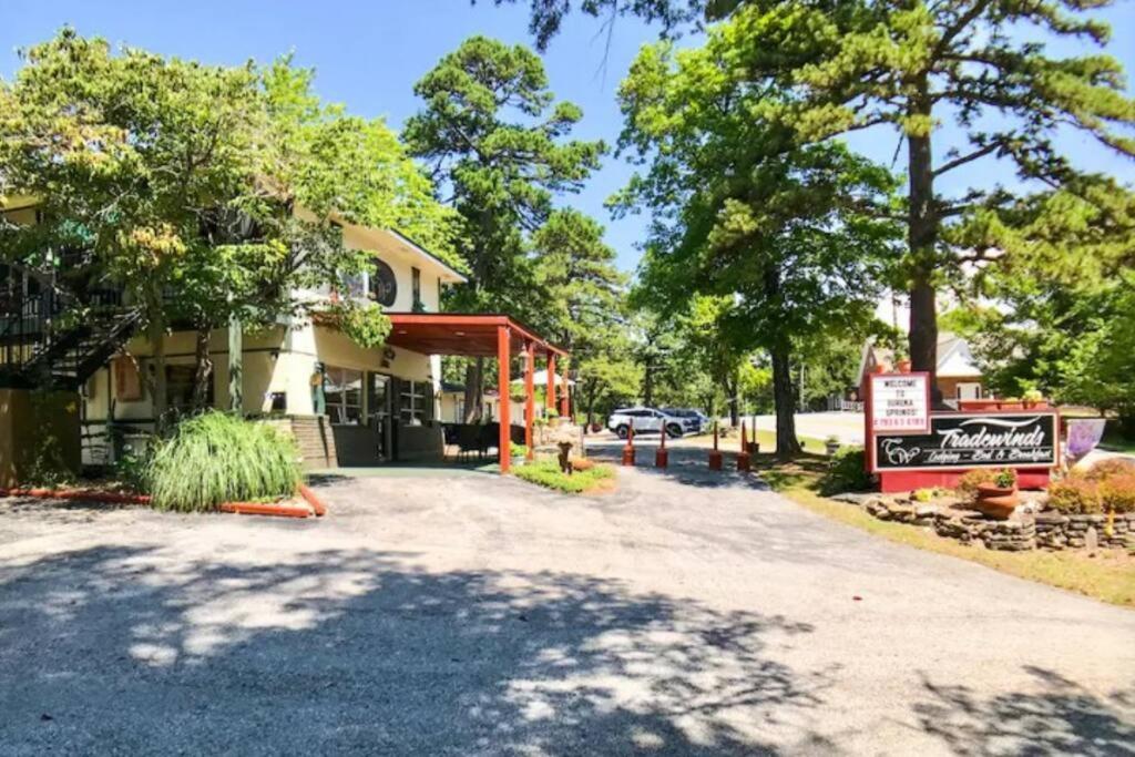 Jacuzzi Suite 206 At Tradewinds Eureka Springs Εξωτερικό φωτογραφία